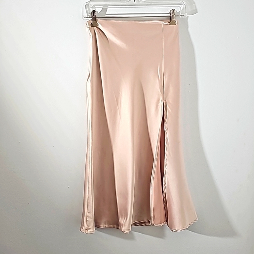 Maxi skirt no makers tag. Nude color size XS. 18" slit in‎ front. Side zipper